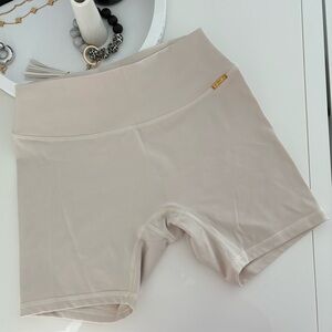 Cleo Harper Cream 4” Bike Shorts Seamless